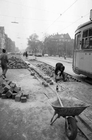 Pflasterungsarbeiten am Gleiskörper der Straßenbahn im Rahmen des Umbaus der Kaiserallee.