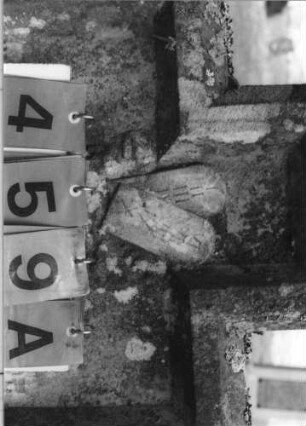 Grabstein 459 (Index: 99789284) Material: Sandstein Zustand: leicht verwittert Maße HxBxT: 138x64x16 cm Symbolik: Bundestafeln mit Zahlen von I bis X: Grabstein 459A