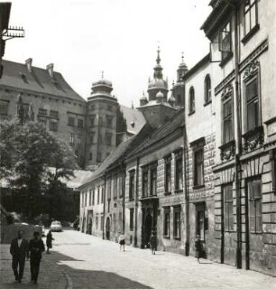 Kraków. Kanonicza-Straße mit Bürgerhäusern (1401/1600) gegen die Nordfassade des Wawel