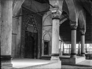 Eingangsportal : Verziertes Eingangsportal der Karadozbeg-Moschee