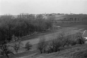 Felder und Dorf : Blick über Felder auf ein Dorf auf einer Anhöhe