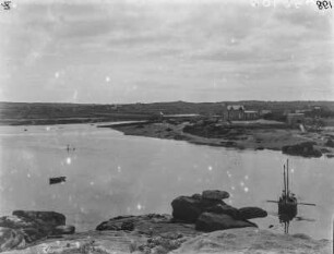 Hafen von Ploumanach : Blick über den Hafen von Ploumanach zu einem Haus.