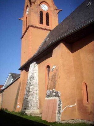 Turm und Langhaus von Südosten