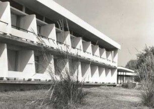 Nessebar, Bulgarien. Zweistöckiger Hotelbau, im Vordergrund Strandhafer