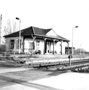 Machern-Gerichshain, Brandiser Straße. Bahnhof Gerichshain (um 1837?). Empfangsgebäude. Ansicht über die Gleise