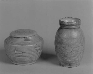 Vase : Deckeldose und Vase (1. H. 20. Jh.; K. Feuerriegel)