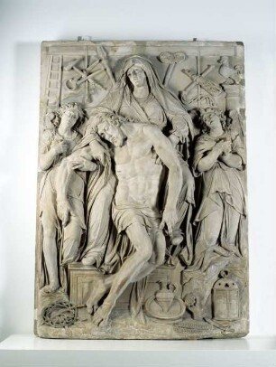 Relief: Vesperbild mit Arma Christi