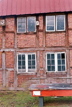 Hörn 23: Hofanlage: Fachwerkdurchfahrtshaus von 1753: in Verfall: Giebelseite Wohntrakt, Teilansicht Mitte: Sprossenfenster, oben Fenster mit Bleiverglasung