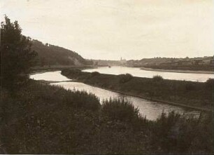Elbtalwanne unterhalb Dresdens. Regulierte Elbe mit Parallelwerk zwischen Siebeneichen und Scharfenberg. Blick stromab