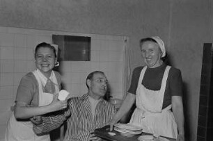 Reportage aus dem jüdischen Krankenhaus : Patient mit zwei Krankenschwestern
