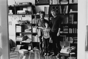 Familie K. (Fotografin, Gebrauchsgrafiker) in ihrer Wohnung