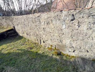 Götteldorf-Kirchhof im Süden mit Kirchhofmauer (einst fest-Wehrgang mit Steinbrüstung und Schießscharten abgetragen) im Verlauf