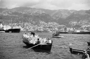 Reisefotos Madeira. Passagierschiff vor Funchal. Ansicht mit Ruderbooten, beladen mit Möbeln