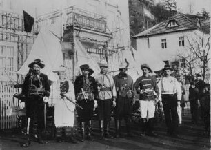 Bad Schandau. Teilnehmer der Schifferfastnacht vor der Villa Lohengrin