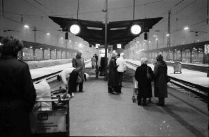 Frankfurt: Hauptbahnhof; Bahnsteig mit wartenden Leuten im Schnee