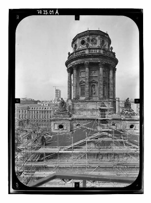 Berlin-Mitte. Französischer Dom (Wiederaufbau 1981/1987). Giebel und Turm