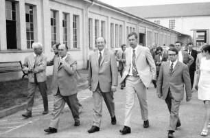 Lehen; Freiburg: Eisengießerei Raimann; Ministerpräsident Dr. Filbinger mit Werksangehörigen und Raimann