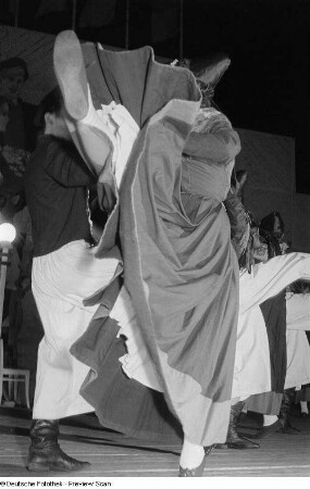 Personen bei einer Tanzvorführung auf der Leipziger Herbstmesse 1954
