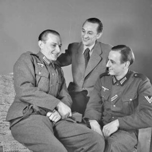 Porträt. Erich Rinka mit seinen Brüdern Bruno und Kurt Rinka als Soldaten in Wehrmachtsuniform.