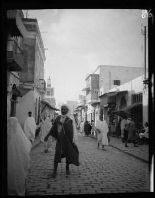 Tunis (Tunesien): Geschäftsstraße mit einer Moschee Kasbah-Moschee (?) im Hintergrund
