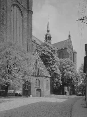 Stralsund. St.-Marien-Kirche, Südfassade und Apollonienkapelle