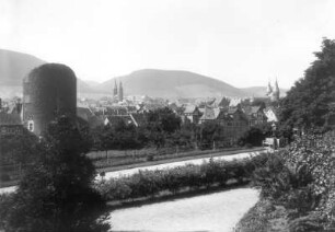 Goslar. Grünring der ehem. Stadtbefestigung mit Breitem Tor und Altstadt mit Marktkirche und Klosterkirche Neuwerk gegen den Harzrand. Blick nach Südwest
