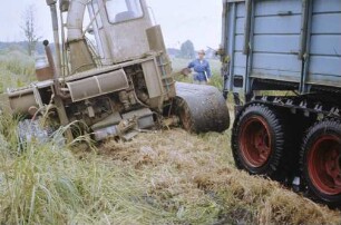 Schwadmäher E 303 und Mehrzwechanhäbger T 088 mit Gummigleisbändern