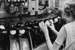 Arbeiterin in der Glühbirnenproduktion (VEB Kombinat Narva, Berliner Glühlampenwerk)