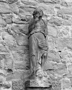 Brunnen aus einem Riefelsarkophag — Statue eines Mädchens mit Blume