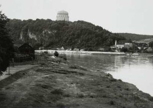 Kelheim, Blick über die Donau : Kelheim. Stadtansicht über die Donau mit Befreiungshalle auf dem Michelsberg (F. Gärtner, L. v. Klenze) und ehemaliges Franziskanerkloster