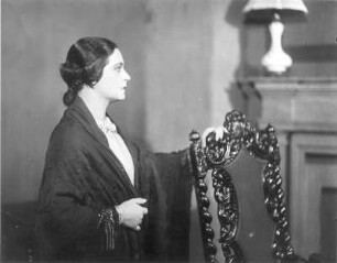 Das Grab des unbekannten Soldaten. Tragödie von Paul Raynal. Staatsschauspiel Dresden, Dresdner Erstaufführung 23.9.1926 : Jenny Schaffer als Aude, die Braut des Soldaten