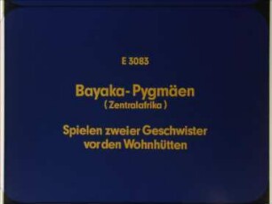 Bayaka-Pygmäen (Zentralafrika) - Spielen zweier Geschwister vor den Wohnhütten