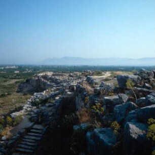 Tiryns, Westtreppenanlage und Westmauer, 13. Jh. v. Chr. Blick zur Hinterburg