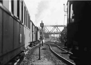 Berlin: Anhalter Bahnhof; Durchblick zwischen Zügen auf Möckernbrücke