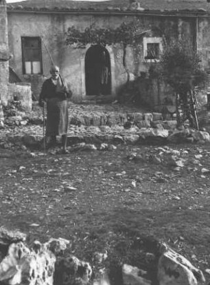 Bauernhaus : Zwei Männer vor einem Bauernhaus.
