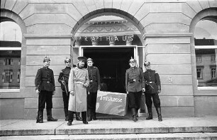Werbung für den demnächst in Karlsruhe anlaufenden Film "Der Hauptmann von Köpenick".