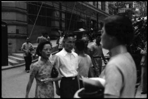 Hongkong: Geschäftsstraße, mit zwei Mädchen im Vordergrund