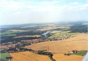 Dippoldiswalde. Nördlicher Stadtteil über die Glashütter Straße, die Dresdner Straße (B 170) und die Talsperre Malter gegen den Tharandter Wald. Luftbild-Schrägaufnahme von Südost