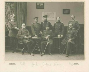 Stab der 26. Infanterie-Division: Teichmann, Dr. Wegelin, Otto von Haldenwang, teils sitzend, teils stehend in Uniform teilweise mit Mütze oder Pickelhaube
