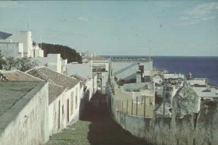 Reisefotos Spanien. Santa Cruz de la Palma. Straßenbild (Calle Virgen de la Luz) mit Blick auf das Meer