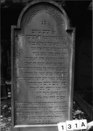 Grabstein 131 (Index: 100094241) Material: Sandstein Zustand: unten abgeblättert Maße HxBxT: 193x74x17 cm Beschreibung: Stele, eingezogener Rundbogenabschluß, Schriftfeld eingetieft Besonderheit: langes Lobgedicht: Grabstein 131A