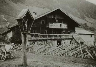 Fusch an der Großglocknerstraße. Gehöft mit Marterl, schiefem Kreuzzaun und Salzburgischem Einhaus (Mittelflurhaus)