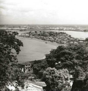 Monrovia, Liberia. Fischersiedlung auf einer Landzunge im Mündungstrichter der Stockton Creek. Blick vom Montserrado über den Fluß zum Hafen