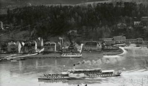 Gasthof Bauernhäus'l : Stadtteilansicht mit Fährstelle, Gasthof Bauernhäus'l und Bahnhof. Blick vom rechten Elbhang über die Elbe mit Personenseitenraddampfer "Dresden"