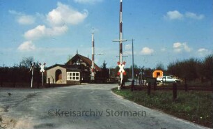 Bahnübergang beim Schrankenposten 60 an der Bahnstrecke zwischen Hamburg und Lübeck