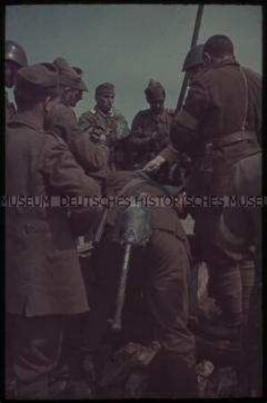 Rumänische Soldaten an einem Ziehbrunnen