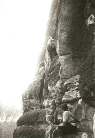 Sächsische Schweiz, Rathener Gebiet. Talwächter. Seilschaft Bruno Henning am engen Kamin des Schusterweges (II)