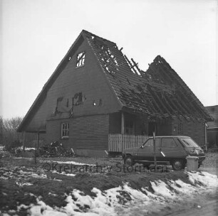 Lasbek-Gut: Brand: Haveruhm: Ruine eines Einfamilienhaus: davor Vorgarten: rechts davor Pkw: Winter