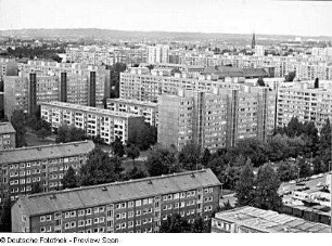 Dresden. Panorama-Aufnahme vom Baukran am Fetscherplatz. Blick über Wohnbebauung Johannstadt und Thomaestraße nach Nordwesten mit Turm der Dreikönigskirche