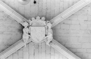 Schlussstein im 4. westlichen Joch, Engel mit Wappen